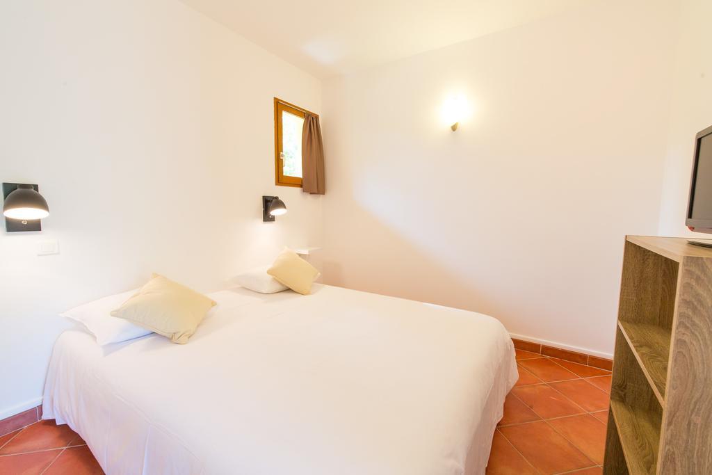 Casa Vecchia Rooms + Apartments Calvi  Quarto foto
